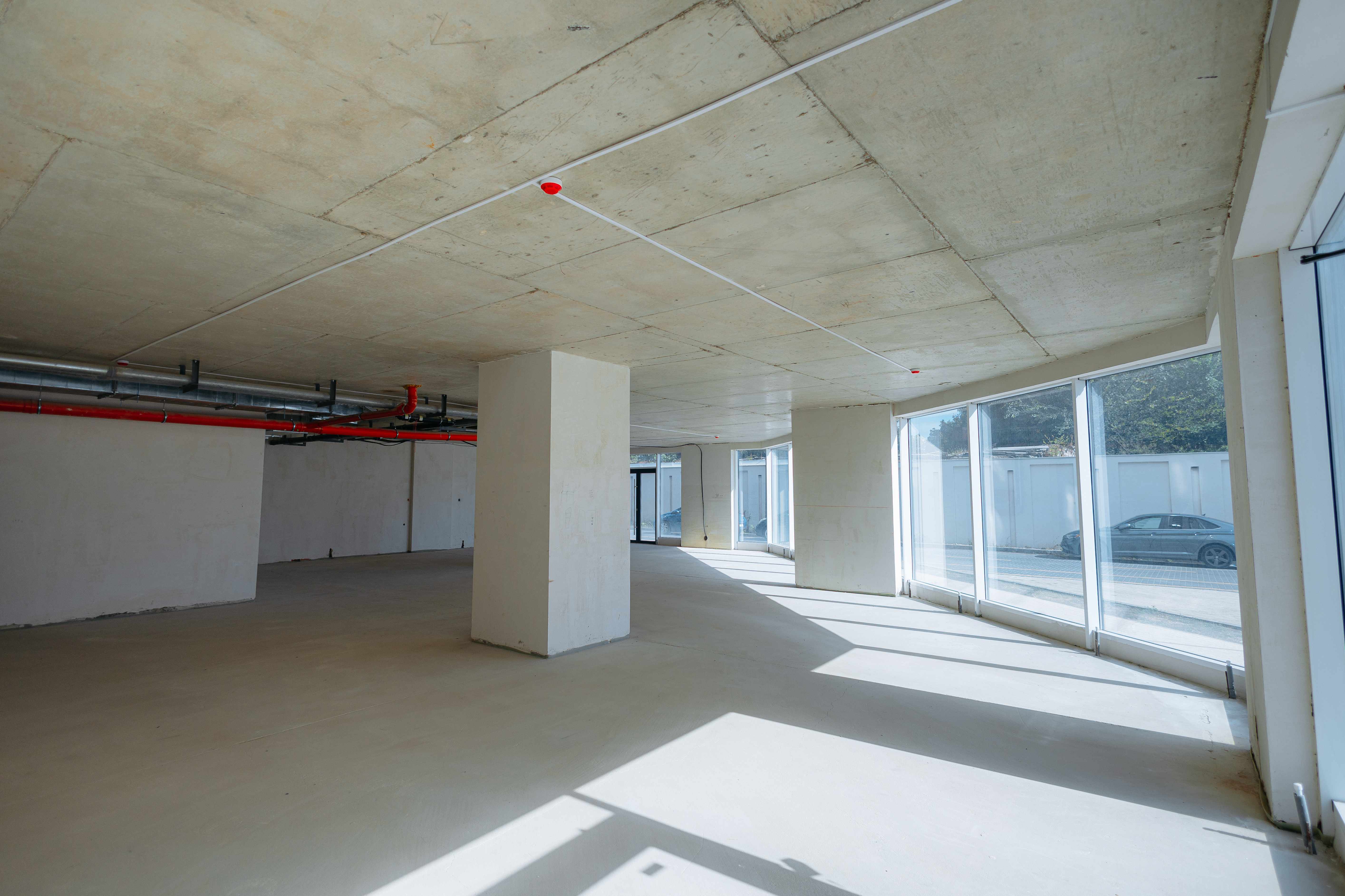 Interior spațiu cu lumină naturală